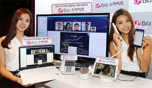 LG유플러스는 14일 서울 종로구 종로 그랑서울에서 중소·중견기업이 유선전화, 모바일, PC 등 모든 업무 수단을 연동해 활용할 수
 있는 통합 커뮤니케이션 솔루션 ‘Biz 스카이프’를 선보였다. LG유플러스 홍보모델들이 Biz 스카이프 서비스를 소개하고 있다.
 LG유플러스 제공