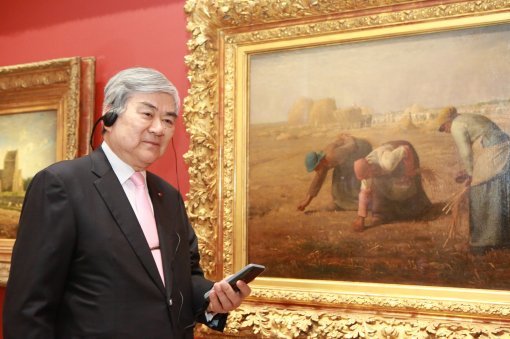 조양호 한진그룹 회장이 오르세 미술관의 한국어 멀티미디어 서비스를 듣고 있다. 사진제공｜대한항공