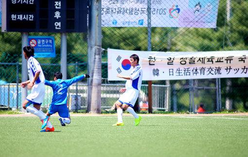 5월 한국에서 열린 한일 생활체육교류에서 축구경기를 하고 있는 양국 동호인들. 사진제공｜국민생활체육회