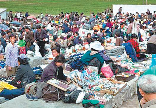 북한 경제가 다소 나아졌다지만 장마당에 대한 의존도는 여전히 높다. 평안남도 안주의 장마당에서 물건을 사고파는 모습. 사진 출처 미국의소리