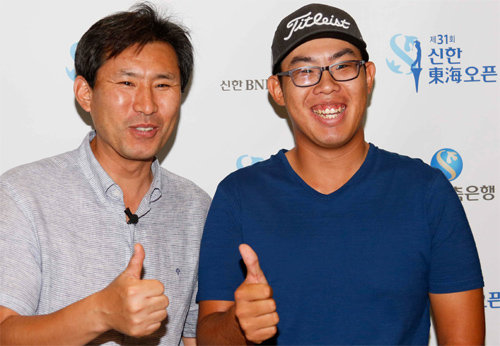 17일 개막하는 신한동해오픈에 출전하기 위해 한국에 온 안병훈(오른쪽)과 아버지 안재형. 신한동해오픈 제공