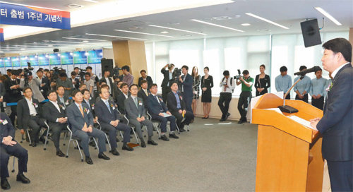 15일 대구창조경제혁신센터 출범 1주년 기념식에서 권영진 대구시장(오른쪽)이 축사를 하고 있다. 대구시 제공
