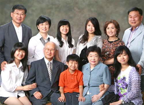 가족사진은 어른과 어린아이들이 가운데 앉는 것이 자연스럽다.