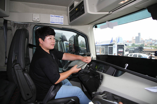 볼보트럭 연비왕 세계대회 선발전에 참가한 김재연 씨(43·여)가 트레일러를 운전하고 있다. 김 씨는 17일 태국에서 열리는 아시아태평양 연비왕대회 여성 운전자 부문에서 한국 대표로 참가한다. 볼보트럭 코리아 제공
