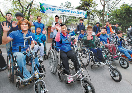 현대차그룹은 지난해 4월 서울 시립 남부장애인복지관에서 ‘맞춤형 장애인 자전거 전달식’을 갖고 장애인 자전거 총 191대를 지원했다. 현대차그룹 제공