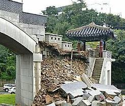 부산 동래읍성 성벽 일부 붕괴