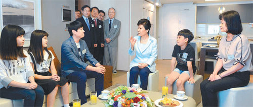 “뉴스테이 입주 기대돼요” 박근혜 대통령(가운데)이 17일 인천 남구 도화동에서 열린 ‘1호 기업형 임대주택(뉴스테이) 착공식’에 참석한 뒤 입주 예정자들과 대화하고 있다. 인천=청와대사진기자단