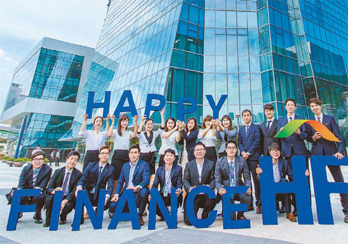 한국주택금융공사 직원들이 본사가 입주한 부산 남구 문현금융로 부산국제금융센터(BIFC) 앞에서 활짝 웃고 있다. 이들은 주택금융공사의 영문 약자(HF)를 ‘행복한 금융(happy finance)’으로 바꿔 표현했다. 한국주택금융공사 제공
