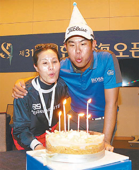 17일 생일을 맞은 안병훈(24·오른쪽)이 탁구 스타출신 중국인 어머니 자오즈민과 함께 케이크의 촛불을 끄고 있다. 신한동해오픈 제공