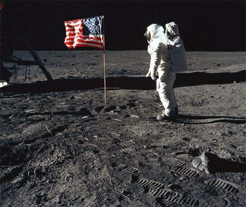 아폴로 프로젝트로 달 연구는 진전됐지만 정작 아폴로 프로젝트는 조작됐다는 음모론이 제기됐다. 달에서 별이 보이지 않는다는 것과 그림자 방향이 서로 다르다는 것 등이 이유였다. 사진 출처 미국항공우주국(NASA)