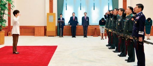 박근혜 대통령이 9월 16일 오전 청와대에서 군 장성(대장급)들로부터 진급 및 보직신고를 받고 있다.