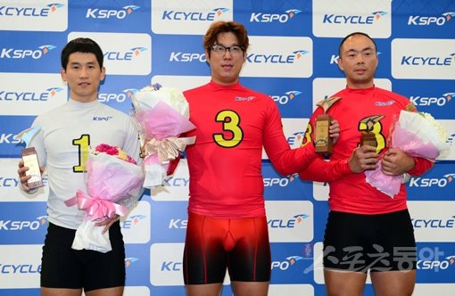 20일 열린 ‘제7회 스포츠동아배 대상경륜’에서 우승한 영광의 얼굴들. 왼쪽부터 우수급 박훈재, 특선급 이현구, 선발급 임명준. 이날 결승의 하이라이트였던 특선급에서 막판 추입으로 박용범과 황순철을 제치고 우승한 이현구는 예선 1위와 준경승 2위, 경승 우승 등으로 3일 동안 상금만 2200만원을 획득했다. 광명｜김진환 기자 kwangshin00@donga.com