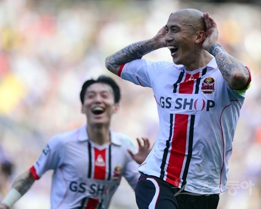 FC서울 주장 차두리(오른쪽)가 19일 원정으로 치러진 수원삼성과의 75번째 슈퍼매치에서 전반 42분 쐐기골을 뽑은 뒤 두 손을 귀에 갖다대는 세리머니를 펼치며 환호하고 있다. 경기 후 그는 “수원 팬들로부터 받은 많은 야유가 내가 골을 넣자 들리지 않아 그런 동작을 취했다”고 설명했다. 스포츠동아DB