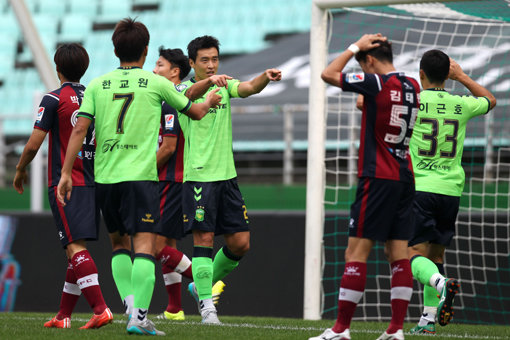 전북 이동국(오른쪽)이 20일 전주월드컵경기장에서 열린 대전과의 홈경기에서 1골·1도움으로 팀의 3-1 승리를 이끌었다. 사진제공｜한국프로축구연맹