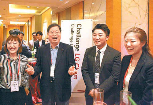 박진수 LG화학 부회장(왼쪽에서 두 번째)이 19일 중국 베이징에서 LG 채용이 확정된 중국 유학생들과 만나 환담하고 있다. LG화학 제공