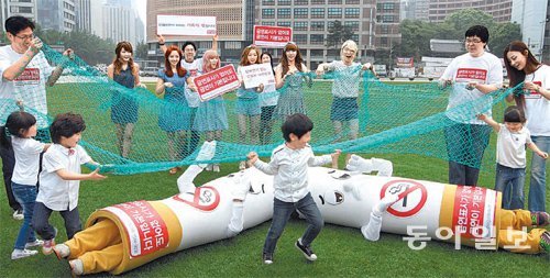 흡연자 옆에 있는 것만으로도 담배의 독성 물질에 노출될 가능성은 높아진다. 서울시청 앞에서 몸에 해로운 담배를 물리치는 퍼포먼스를 하고 있는 어린이들의 모습. 동아일보DB