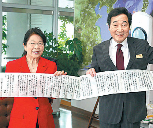 이낙연 전남지사(오른쪽)가 19일 전남도청 집무실에서 쓰치야 시나코 일본 중의원 외무위원장의 친서를 언니 쓰치야 모모코 씨를 통해 전달받은 뒤 함께 펼쳐 보이고 있다. 전남도 제공