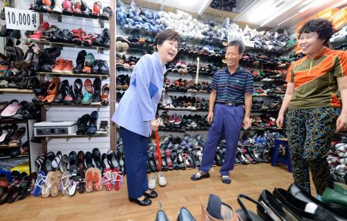 박근혜 대통령이 7일 오후 대구광역시 서구 서문시장을 방문해 신발을 구입하고 있다. 청와대사진기자단