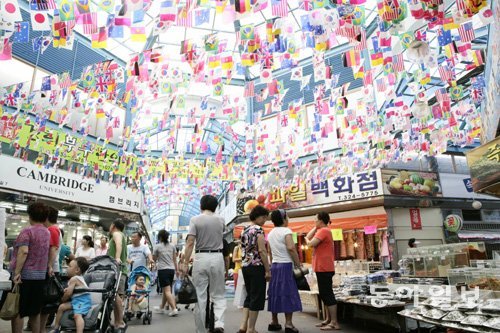 추석맞이 그랜드세일 행사를 열고 있는 서울 마포구 망원월드컵시장의 모습. 전국 300곳 전통시장은 다양한 할인 및 경품추첨 행사를 준비하고 손님맞이에 나섰다.