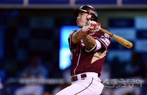 한국프로야구 역사상 가장 위대한 타자로 꼽히는 삼성 이승엽도 오르지 못한 대기록의 달성 순간. 넥센 박병호가 21일 마산 NC전 4회초 이태양을 상대로 왼쪽 담장을 넘어가는 시즌 50호 홈런을 터트린 뒤 타구의 궤적을 쫓고 있다. 이 한방으로 박병호는 KBO리그 최초로 2년 연속 50홈런 고지에 올랐다. 마산｜김민성 기자 marineboy@donga.com