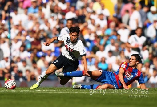 토트넘 손흥민(왼쪽)이 20일(한국시간) 화이트 하트 레인에서 벌어진   2015∼2016시즌 잉글랜드 프리미어리그 6라운드 크리스털 팰리스와의 홈경기 도중 상대 수비수 마틴 켈리의 태클을 뿌리치며 드리블하고 있다. 사진=ⓒGettyimages멀티비츠