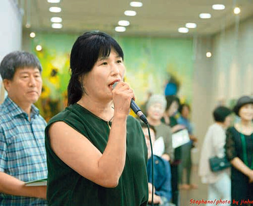 권숙정 작가가 개막식에서 내빈들에게 감사의 인사를 하고 있다. 금산군 제공