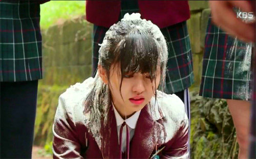 학교폭력을 다룬 최근 드라마의 한 장면. 왕따를 당하던 한 학생이 밀가루 세례를 받고 있다. KBS 화면 캡처