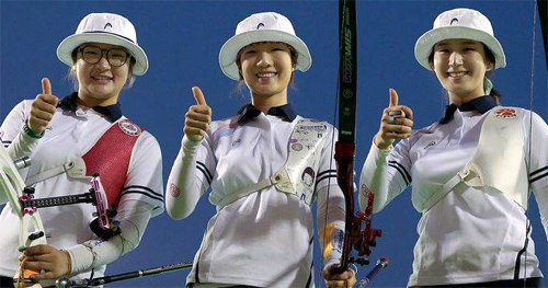 20일 브라질 리우데자네이루에서 열린 올림픽 테스트 이벤트 양궁 리커브 여자 단체전에서 금메달을 딴 한국 대표팀의 강채영, 최미선, 기보배(왼쪽부터)가 엄지를 세워 보였다. 세계양궁연맹 제공
