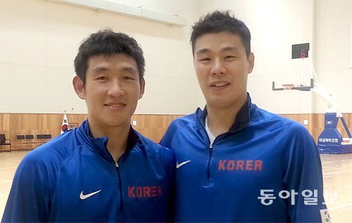 아시아남자농구선수권 대회를 앞두고 진천 선수촌에서 훈련 중에 국가대표 양동근(왼쪽)과 조성민이 포즈를 취했다. 유재영 기자 elegant@donga.com