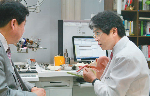 김성근 김성근이비인후과 원장(오른쪽)이 난청 환자와 상담을 하고 있다. 난청 환자는 조기 진단을 받는 것이 매우 중요하다. 김성근이비인후과 제공