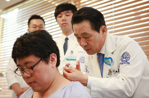 박병모 자생한방병원 병원장이 목 디스크 환자에게 신경근회복술을 실시하고 있다. 자생한방병원 제공