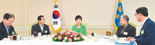 박근혜 대통령이 22일 노동개혁을 위한 대타협을 이룬 노사정위원회 대표들을 청와대로 초청해 오찬을 했다. 왼쪽부터 박병원 한국경영자총협회 회장, 김대환 노사정위원장, 박 대통령, 김동만 한국노총 위원장, 이기권 고용노동부 장관. 청와대사진기자단