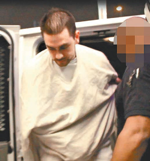 ‘이태원 살인 사건’의 피의자 아서 존 패터슨 씨가 22일(현지 시간) 미국 로스앤젤레스 공항에 도착한 차량에서 내리고 있다. 법무부 제공