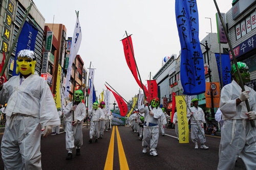 공주시민과 공주사이버시민이 백제탈을 쓰고 공주시내에서 흥겹게 퍼레이드를 벌이는 웅진성퍼레이드의 한 장면. 백제문화제추진위원회 제공