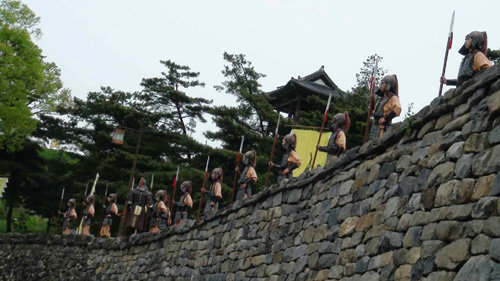 공주 공산성에서 열리는 웅진성 수문병 교대식 장면. 축제 때 뿐 아니라 평소에도 인기를 모으는 프로그램이다.