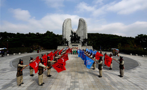 부여 궁남지 주변에서 열리는 오천결사대의 출정식. 오천결사대는 죽음을 각오하고 신라군에 맞서 황산벌 전투를 벌일 백제군이다.
