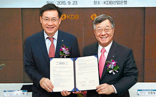 23일 오후 서울 영등포구 은행로 KDB산업은행 본점에서 홍기택 산은 회장(왼쪽)과 안홍철 한국투자공사(KIC) 사장이 ‘해외사업 공동투자 활성화를 위한 업무협약’을 체결했다. 산업은행 제공