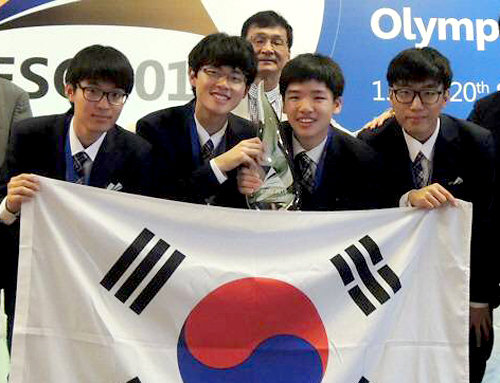 제9회 국제지구과학올림피아드에 참가한 한국대표단 모습. 오른쪽에서 두 번째가 이번 대회에서 개인 1위를 차지한 경기과학고 1학년 정승원 군이다. 미래창조과학부 제공