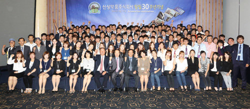 신성약품㈜ 창립 30주년 기념식에 직원들과 함께 한 김진문 회장.