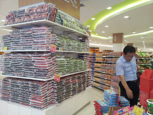 장수식품이 진열된 중국 대형 슈퍼마켓 쟈쟈위어의 매대 모습.