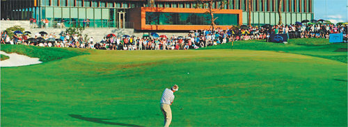 2011년 미국프로골프(PGA)투어 송도IBD 챔피언십이 열렸을 당시 잭니클라우스 골프클럽의 18번홀. 운집한 갤러리 뒤편으로 최근 친환경 건물 인증을 받은 클럽하우스가 보인다. 송도국제도시개발유한회사 제공