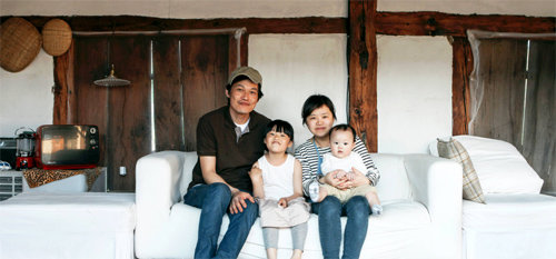 300년 된 경북 안동의 고택을 새 보금자리로 삼은 네 식구.