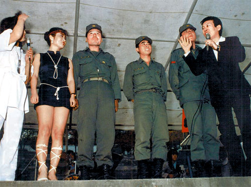 김종수 회장(오른쪽)이 1970년대 어느 군부대 위문공연에서 장기자랑 사회를 보는 모습.