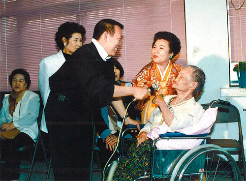 1990년대 말 한 노인복지시설에서 열린 위문공연의 사회를 보고 있는 김 회장. 김종수 회장 제공