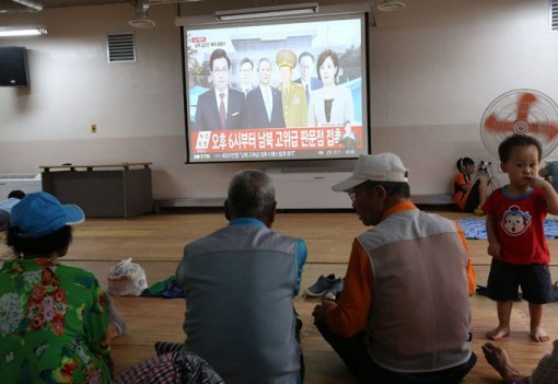 북한이 최후통첩을 한 8월 22일, 대피소에서 남북 고위급 접촉 관련 뉴스를 지켜보는 연평도 주민.