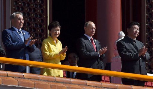 박근혜 대통령(왼쪽에서 두 번째)이 9월 3일 중국 베이징에서 열린 항일전승 열병식 행사에 참석했다.
