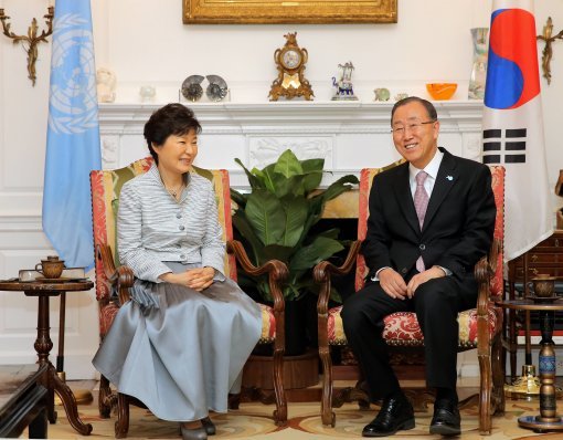 박근혜 대통령이 25일(현지시간) 오후 유엔사무총장 관저에서 열린 만찬에 참석해 반기문 사무총장과 웃으며 이야기를 나누고 있다. 뉴시스