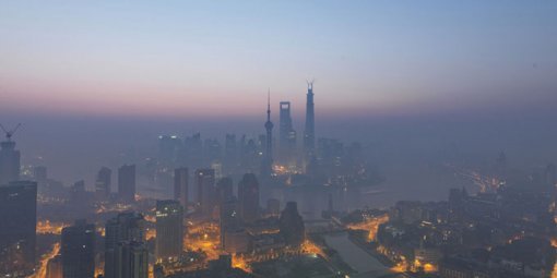 중국 증시는 경기 침체와 맞물려 당분간 안갯속으로 전망된다. 사진은 스모그로 뒤덮인 중국 상하이.