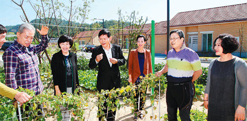 귀농교육센터에 입주한 예비 귀농인들이 직접 재배한 작물을 박동철 금산군수(오른쪽에서 네 번째)에게 보여주며 영농 경험에 대해 이야기하고 있다. 금산군 제공