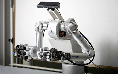 한국생산기술연구원이 개발한 ‘양팔 로봇’. 사람처럼 두 손을 이용해 각종 기계부품을 조립할 수 있다. 한국생산기술연구원 제공
